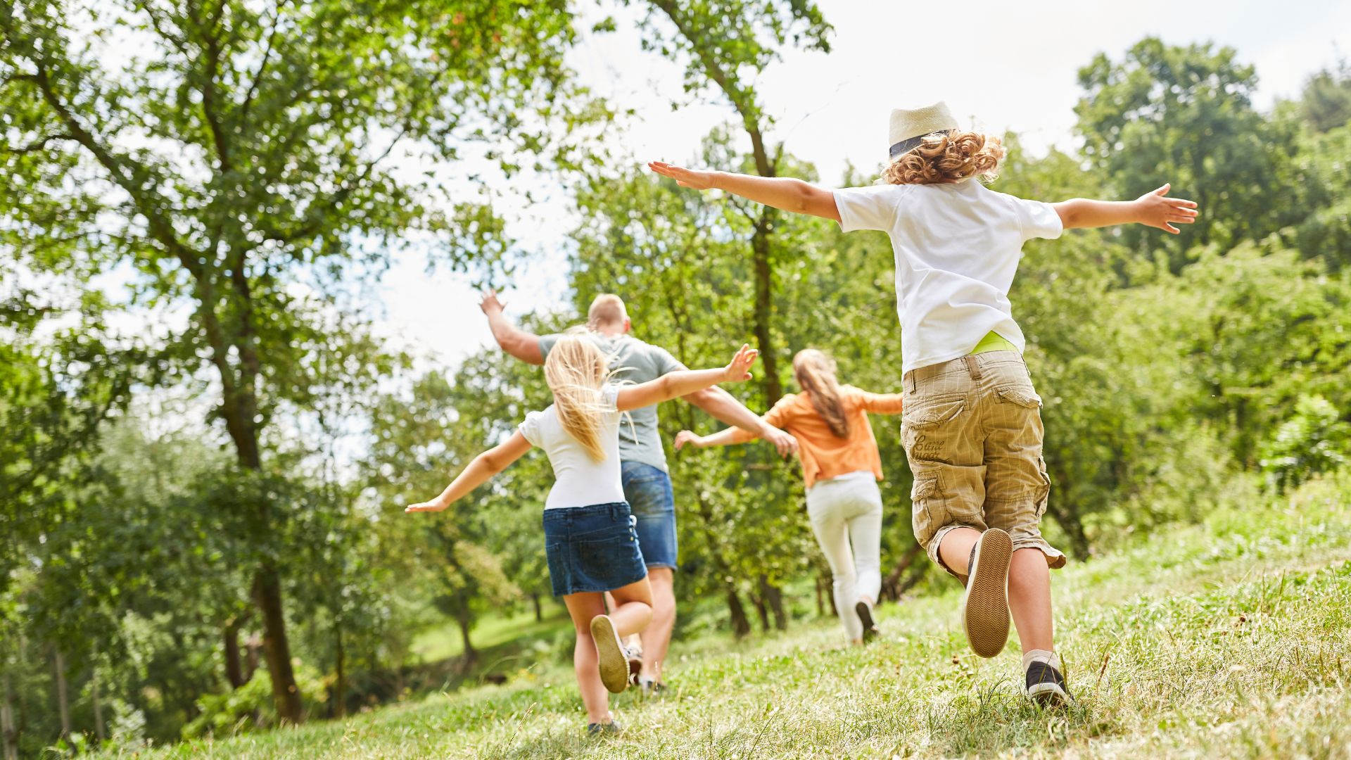 Παιδικά αθλητικά για άνοιξη: τι χρειάζεται πραγματικά ένα παιδί