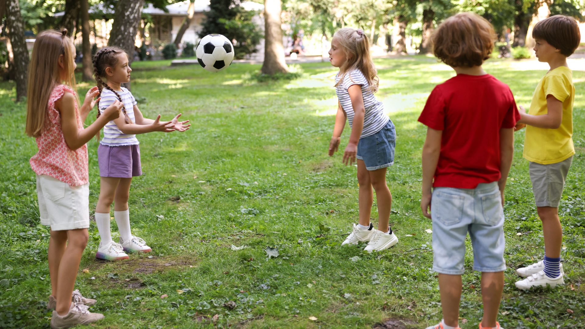 Ανθεκτικά παιδικά παπούτσια με σωστή στήριξη για παιχνίδι σε εξωτερικό χώρο.