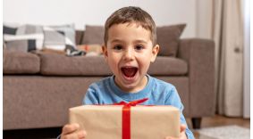 οδηγός δώρων νονάς και νονού για βαφτιστήρι ανά ηλικία με παιδικά παπούτσια και ιδέες