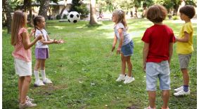 Ανθεκτικά παιδικά παπούτσια με σωστή στήριξη για παιχνίδι σε εξωτερικό χώρο.